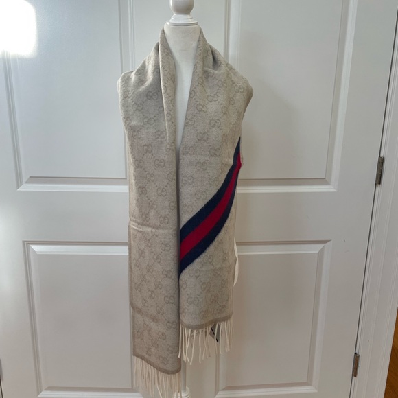 🔥GUCCI Beige/Sandy 100% Wool Scarf– Brand New & Iconic! - Picture 2 of 8